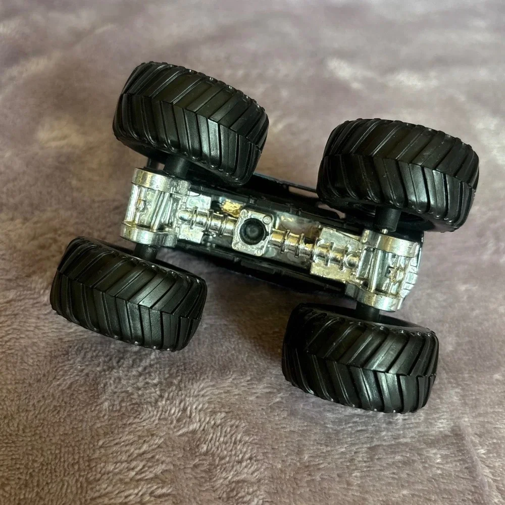 Hot Wheels Monster Jam Fox Sports 1 Cleatus Monster Truck 1:64 Die-Cast Blue